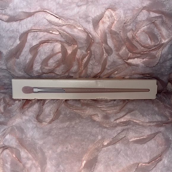 Fenty Beauty by Rihanna
Precision Blending Eyeshadow Brush 230 - Picture 6 of 13